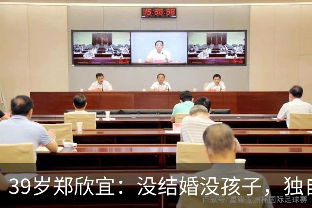 39岁郑欣宜：没结婚没孩子，独自去加拿大给母亲扫墓，父亲没出现